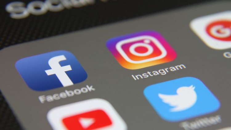 Are Instagram or Facebook ads more effective in e-commerce